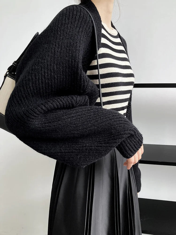 [EAM] Elegant Gray Knitting Cardigan Sweater Loose Fit V-Neck Long Sleeve Women New Fashion Tide Autumn Winter 2025 1DF2337